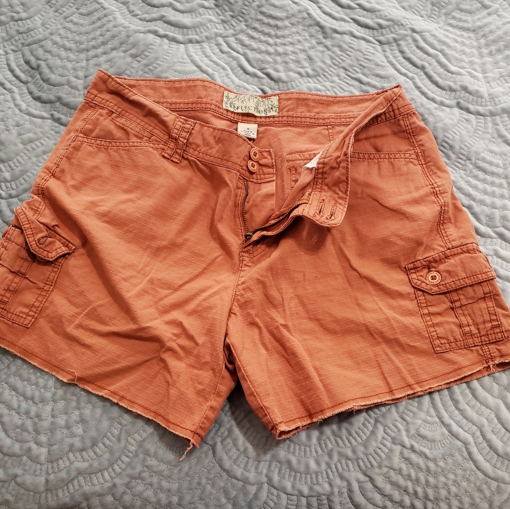 DISTRESSED CARGO SHORTS